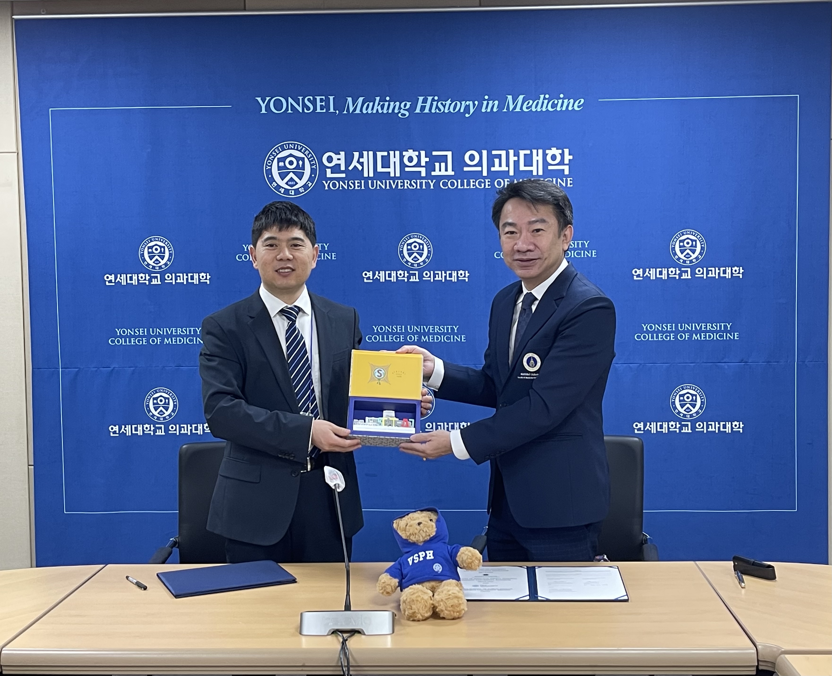 清华万科变态视频
与泰国玛希隆大学医学部诗里拉吉医院签订学生交换协议